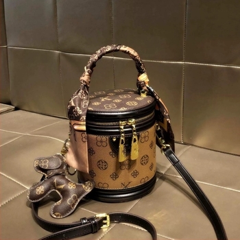 Torba bucket od prave kože s kontrastnim printom, zatvaranje na zip, podstava od poliestera, okrugli strukturirani oblik, jedan remen