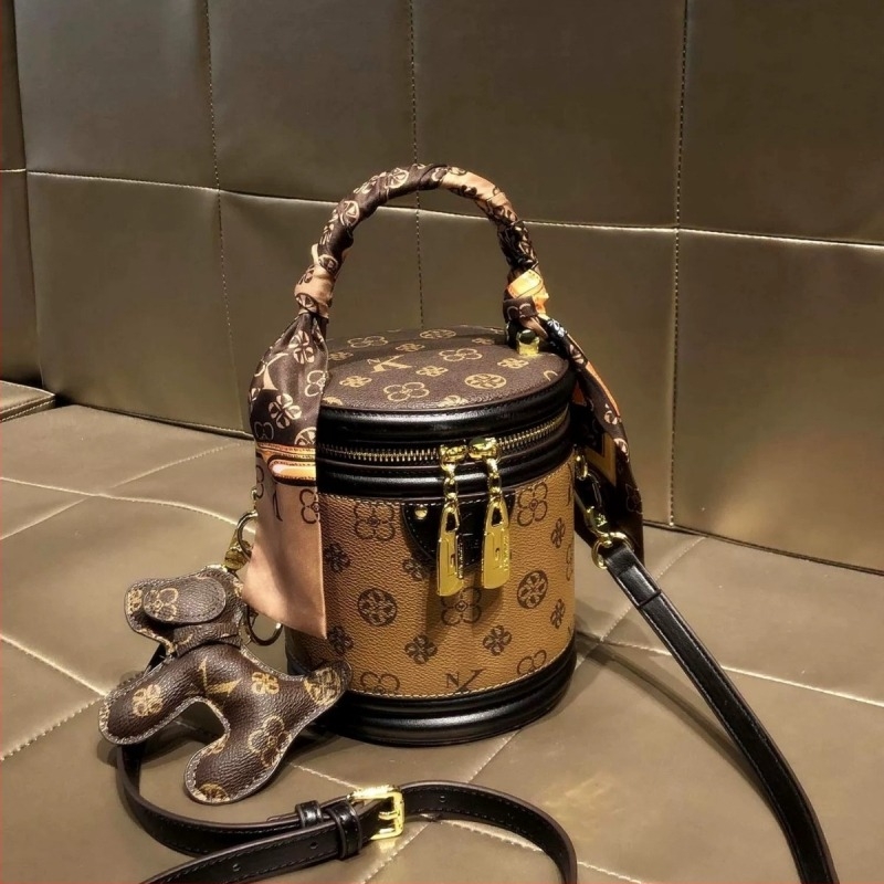 Torba bucket od prave kože s kontrastnim printom, zatvaranje na zip, podstava od poliestera, okrugli strukturirani oblik, jedan remen