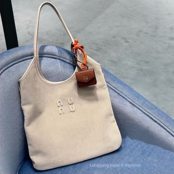 Tote torba, ulični stil, PVC, magnetsko zatvaranje, laminirani unutarnji džep sa zatvaračem