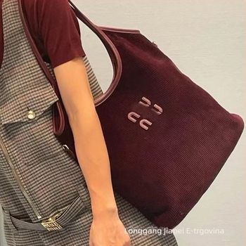 Tote torba, ulični stil, PVC, magnetsko zatvaranje, laminirani unutarnji džep sa zatvaračem