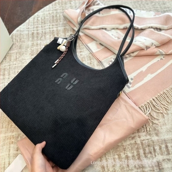 Tote torba, ulični stil, PVC, magnetsko zatvaranje, laminirani unutarnji džep sa zatvaračem