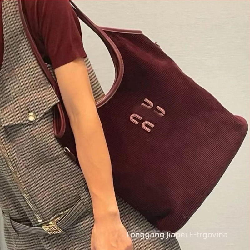 Tote torba, ulični stil, PVC, magnetsko zatvaranje, laminirani unutarnji džep sa zatvaračem