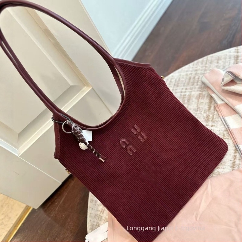 Tote torba, ulični stil, PVC, magnetsko zatvaranje, laminirani unutarnji džep sa zatvaračem