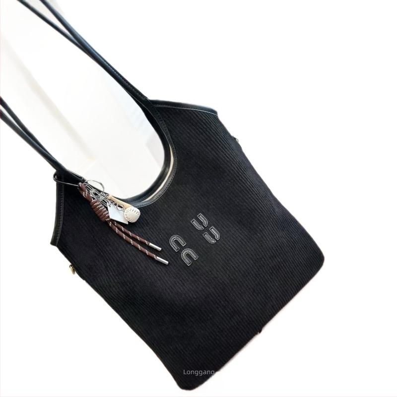 Tote torba, ulični stil, PVC, magnetsko zatvaranje, laminirani unutarnji džep sa zatvaračem