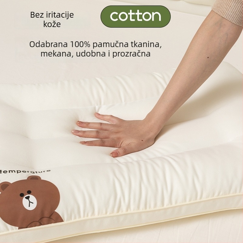 Dječji jastuk — pravokutnog oblika; punilo od mikrovlakana s antibakterijskom vlaknom; navlaka od 100% pamuka