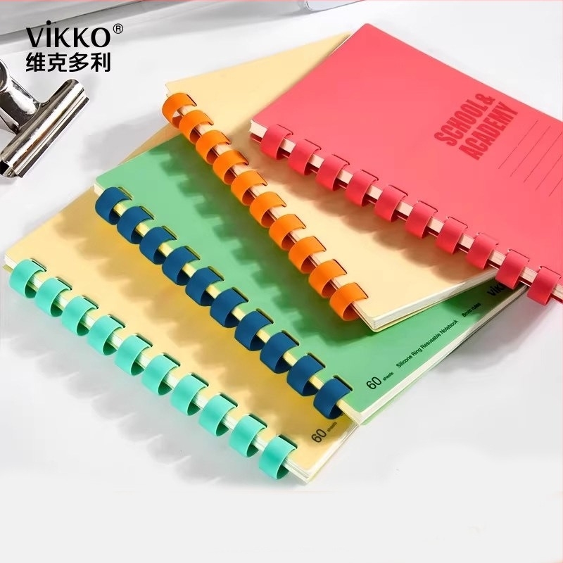 Bilježnica Victory s PVC koricom, vezivanje silikonskim prstenom, prirodni papir, težina papira 100, 1–50 stranica