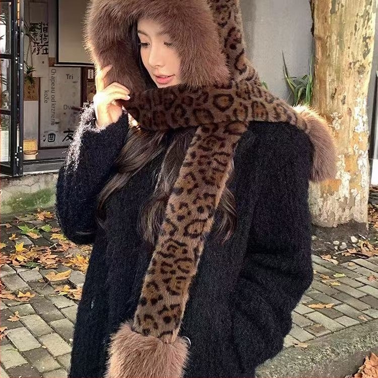 Ženski set od dvije komponente: pliš kapa s ušima medvjeda i šal, leopard uzorak – materijal: pliš; uzorak: leopard; kombinacija: kapa i šal; obrada: tie-dye