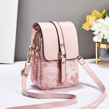 PU ženska torba – mala kvadratnog oblika, gradski minimalistički stil, jednoručna naramenica, klapna zatvarač; unutarnji džepovi: džep sa zipom, džep za telefon, džep za dokumente; podstava poliester-pamučna