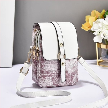 PU ženska torba – mala kvadratnog oblika, gradski minimalistički stil, jednoručna naramenica, klapna zatvarač; unutarnji džepovi: džep sa zipom, džep za telefon, džep za dokumente; podstava poliester-pamučna