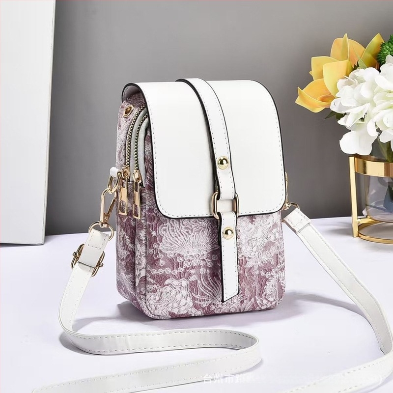 PU ženska torba – mala kvadratnog oblika, gradski minimalistički stil, jednoručna naramenica, klapna zatvarač; unutarnji džepovi: džep sa zipom, džep za telefon, džep za dokumente; podstava poliester-pamučna