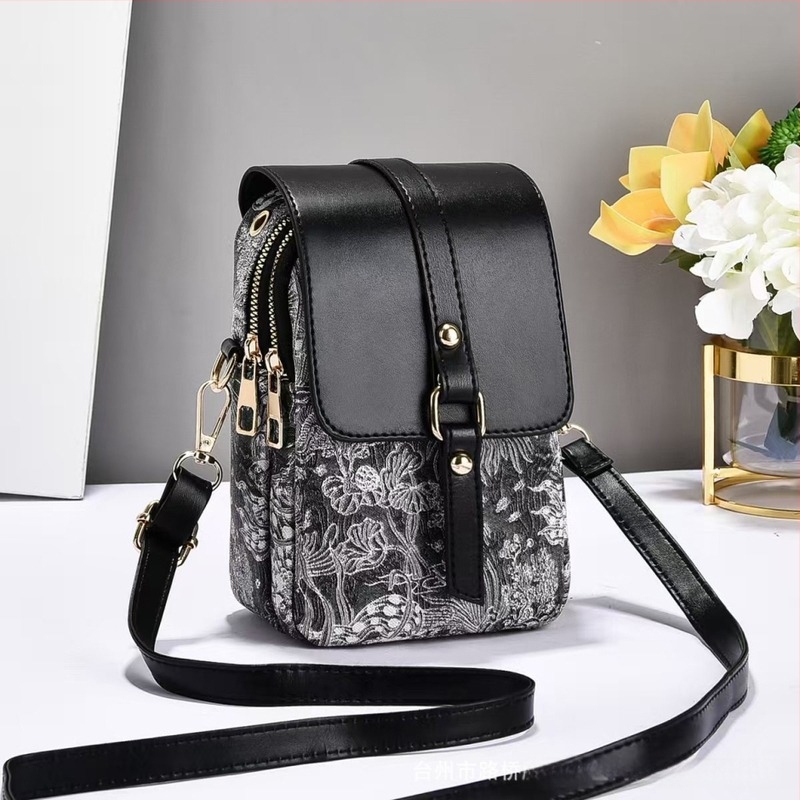 PU ženska torba – mala kvadratnog oblika, gradski minimalistički stil, jednoručna naramenica, klapna zatvarač; unutarnji džepovi: džep sa zipom, džep za telefon, džep za dokumente; podstava poliester-pamučna