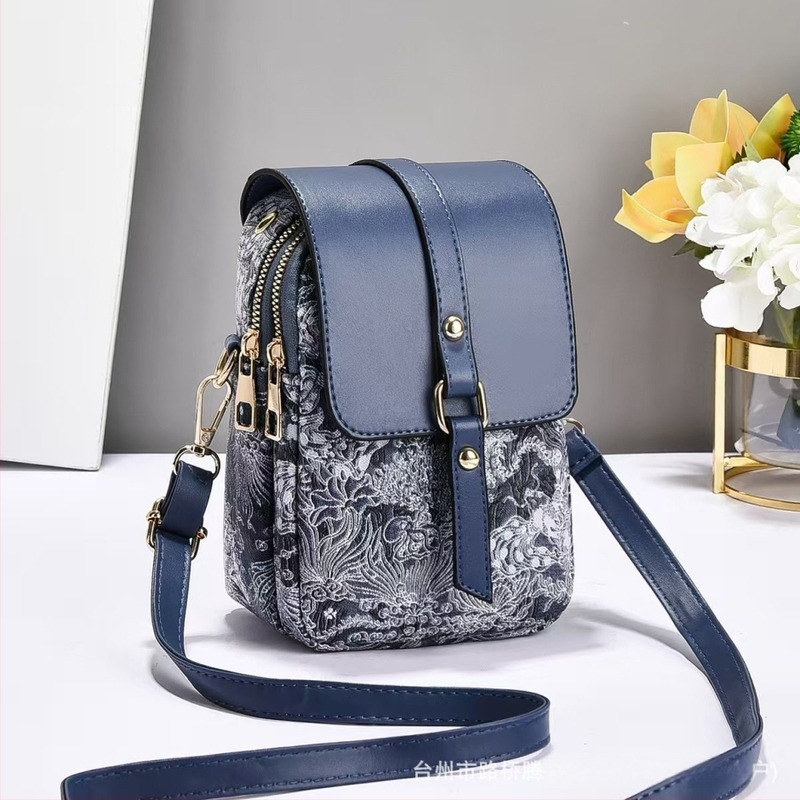 PU ženska torba – mala kvadratnog oblika, gradski minimalistički stil, jednoručna naramenica, klapna zatvarač; unutarnji džepovi: džep sa zipom, džep za telefon, džep za dokumente; podstava poliester-pamučna