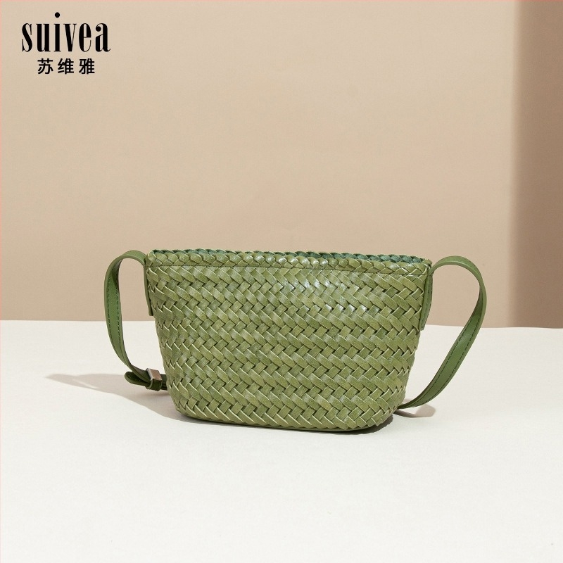 Ženska bucket torba ručno tkana — Materijal: B2536#, Podstava: poliester, Otvaranje: zatvarač, Unutarnje pregrade: pretinac sa zatvaračem, pretinac za telefon, pretinac za dokumente