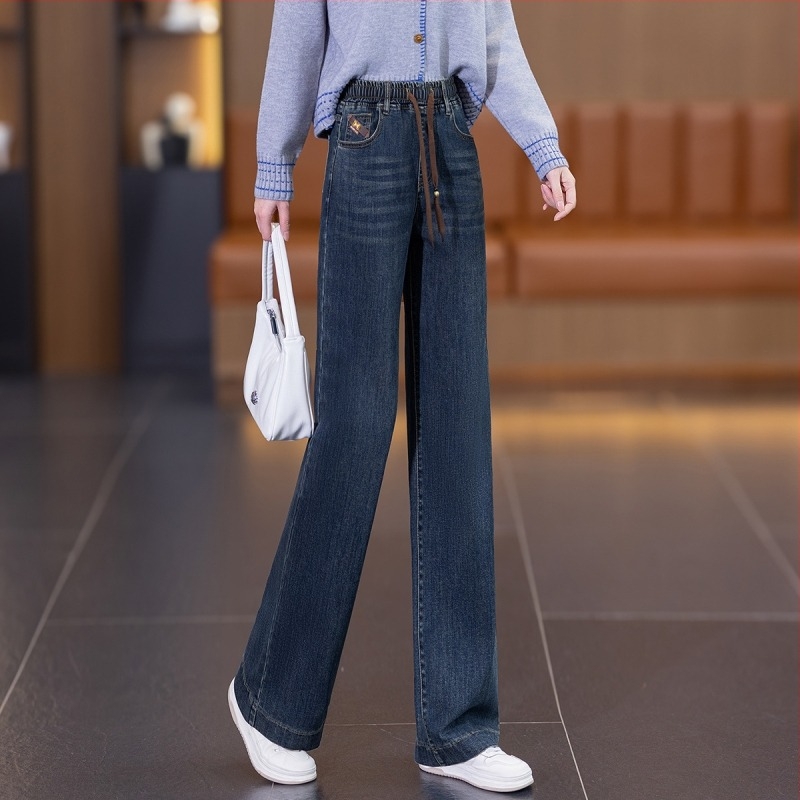 Traperice s visokim strukom, prav kroj, opuštena silueta, elastična struka, pamuk-elastan denim (50–70% pamuka), srednja debljina, zima 2025