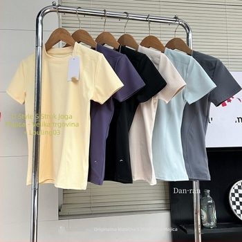 Majica kratkih rukava, okrugli izrez, uski kroj, jednobojni uzorak; poliester-spandeks mješavina