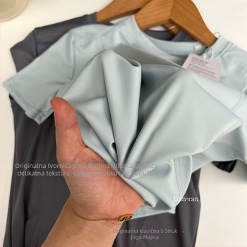 Majica kratkih rukava, okrugli izrez, uski kroj, jednobojni uzorak; poliester-spandeks mješavina