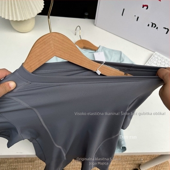 Majica kratkih rukava, okrugli izrez, uski kroj, jednobojni uzorak; poliester-spandeks mješavina