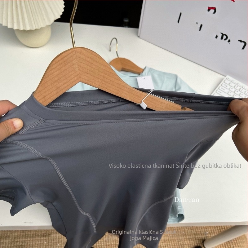 Majica kratkih rukava, okrugli izrez, uski kroj, jednobojni uzorak; poliester-spandeks mješavina