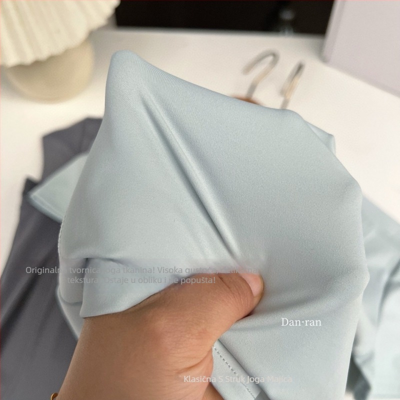 Majica kratkih rukava, okrugli izrez, uski kroj, jednobojni uzorak; poliester-spandeks mješavina