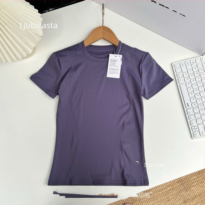 Majica kratkih rukava, okrugli izrez, uski kroj, jednobojni uzorak; poliester-spandeks mješavina