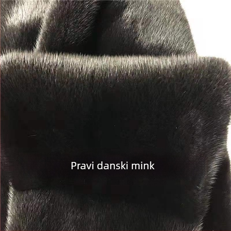 Muški kaput od prave krznene kože (ovčja koža), srednje duljine, opuštenog kroja, kapuljača i zatvarač.