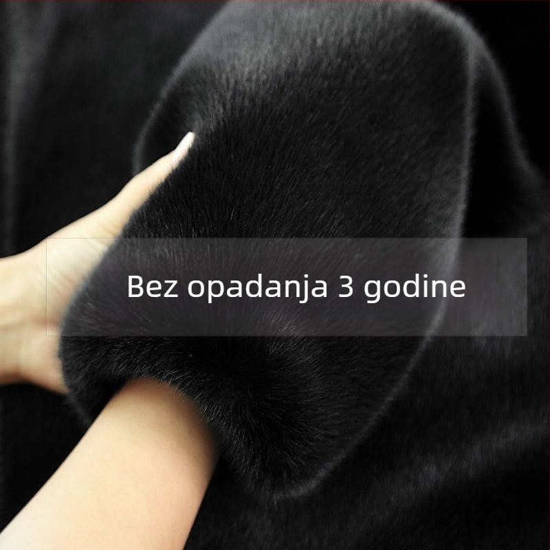 Muški kaput od prave krznene kože (ovčja koža), srednje duljine, opuštenog kroja, kapuljača i zatvarač.