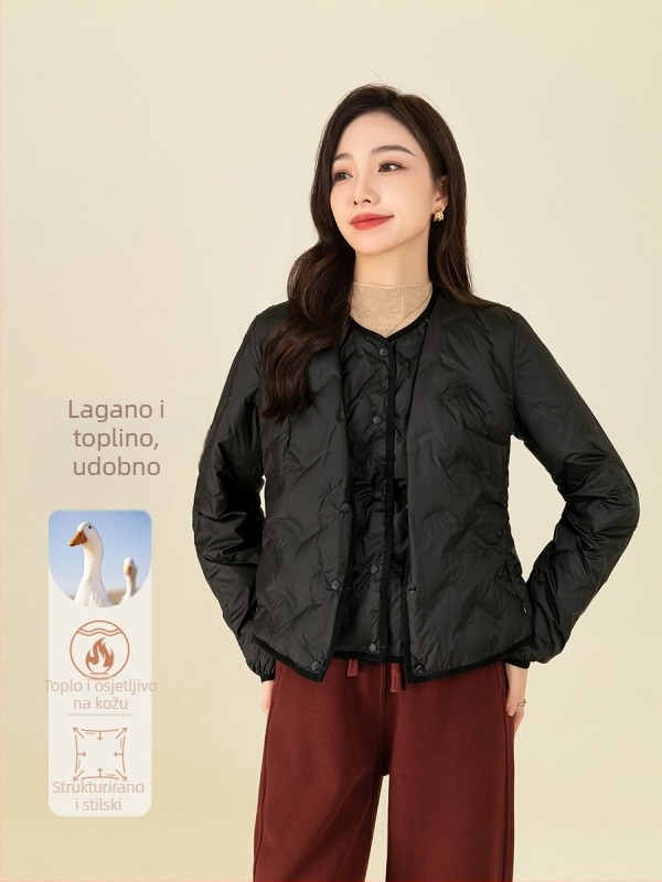 Ženska puffer vest s struknim prilagodom – punilo: bijelo kačje perje; udio perja 80–85%; materijal: poliester; V-izrez