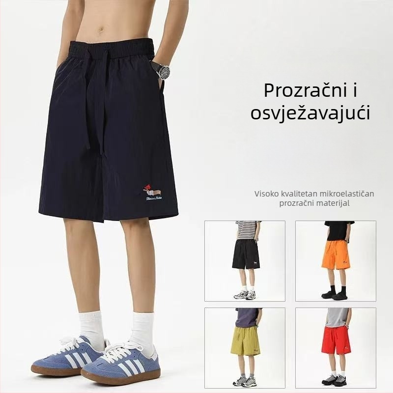 Muške šorceve od poliestera, brzo sušeće, s izvezenim motivom u crtano-retro stilu, slobodan kroj