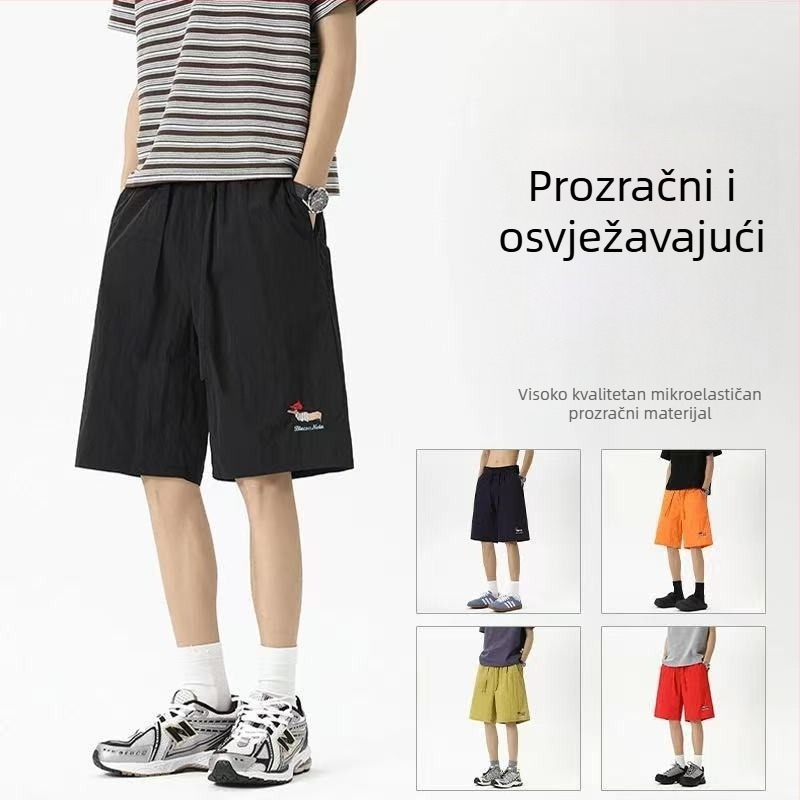 Muške šorceve od poliestera, brzo sušeće, s izvezenim motivom u crtano-retro stilu, slobodan kroj
