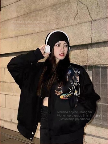 Baseball jakna sa stojećim ovratnikom, jednoslojno kopčanje, pamuk tkanina s poliester podstavom, izvezeni detalji, mladi stil