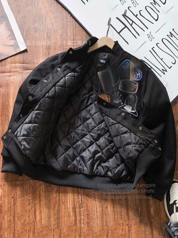 Baseball jakna sa stojećim ovratnikom, jednoslojno kopčanje, pamuk tkanina s poliester podstavom, izvezeni detalji, mladi stil