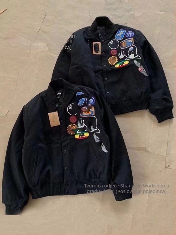 Baseball jakna sa stojećim ovratnikom, jednoslojno kopčanje, pamuk tkanina s poliester podstavom, izvezeni detalji, mladi stil