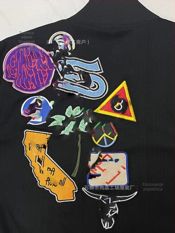 Baseball jakna sa stojećim ovratnikom, jednoslojno kopčanje, pamuk tkanina s poliester podstavom, izvezeni detalji, mladi stil