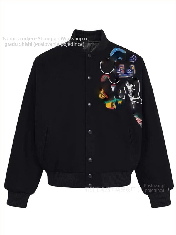 Baseball jakna sa stojećim ovratnikom, jednoslojno kopčanje, pamuk tkanina s poliester podstavom, izvezeni detalji, mladi stil