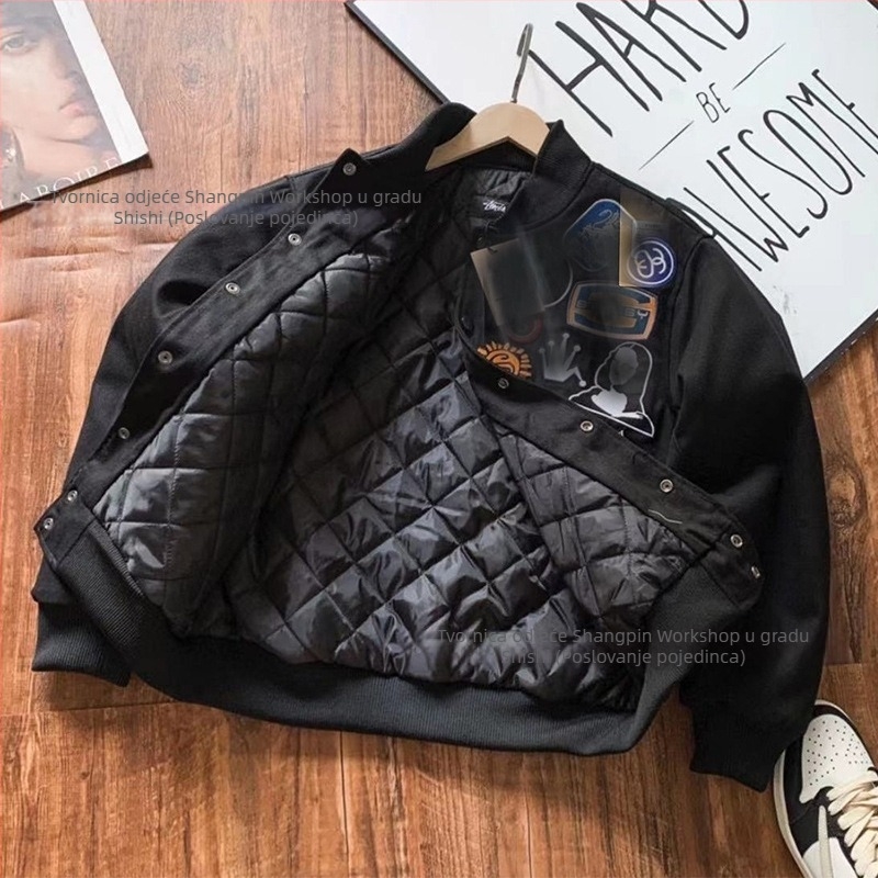 Baseball jakna sa stojećim ovratnikom, jednoslojno kopčanje, pamuk tkanina s poliester podstavom, izvezeni detalji, mladi stil