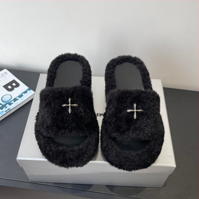 Papučice s vunenim gornjim dijelom, ovčja koža za unutrašnjost, otvoreni prst, debeli potplat i iznimno visoke pete