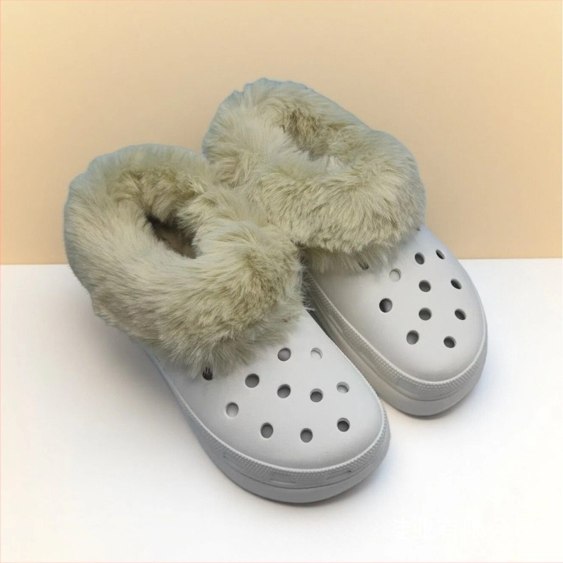 Ženske Crocs-stil sandale s plišastom podstavom i dizajnom rupa u obliku oblaka, 6 cm povećanje visine, EVA gornji dio i potplat, protuklizni potplat.
