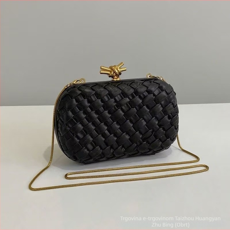 Prava koža, pleteni večernji clutch s zatvaračem na kopčicu, ovalni oblik, pretinac za telefon i unutarnji pretinac sa zatvaračem – Proljeće 2026