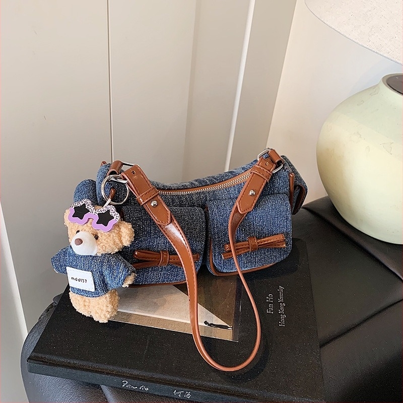Denim crossbody torbica, gradski minimalistički stil, zatvarač, džep za mobitel, poliester podstava, jedna naramenica