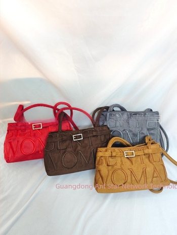 Torba za podlakticu od velura s nubuk kožom, horizontalni četvrtasti oblik, magnetsko kopčanje, džep na zip, podstava od velura, izlazak jesenske 2025