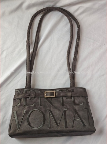 Torba za podlakticu od velura s nubuk kožom, horizontalni četvrtasti oblik, magnetsko kopčanje, džep na zip, podstava od velura, izlazak jesenske 2025