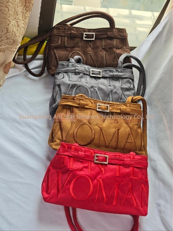 Torba za podlakticu od velura s nubuk kožom, horizontalni četvrtasti oblik, magnetsko kopčanje, džep na zip, podstava od velura, izlazak jesenske 2025