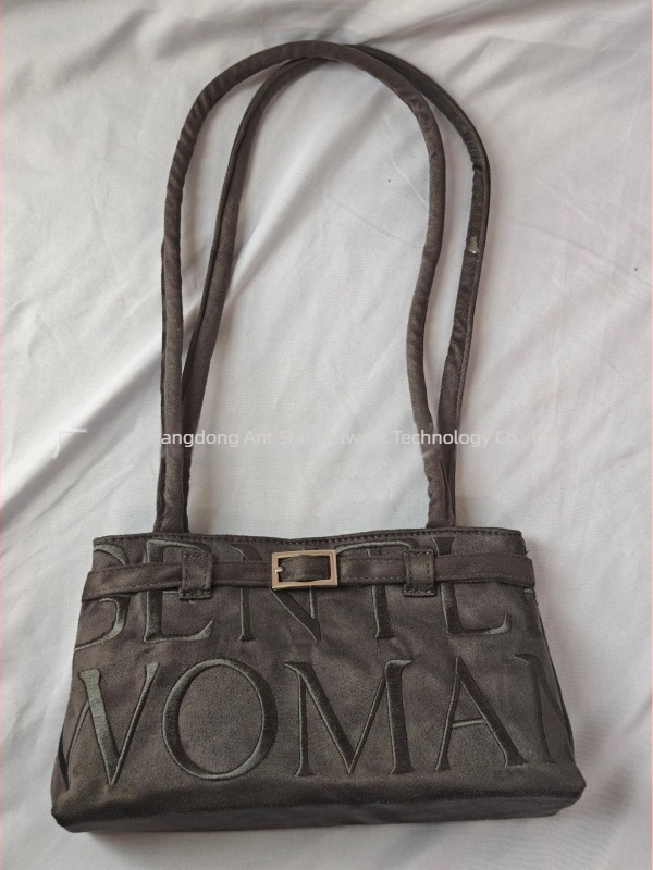 Torba za podlakticu od velura s nubuk kožom, horizontalni četvrtasti oblik, magnetsko kopčanje, džep na zip, podstava od velura, izlazak jesenske 2025