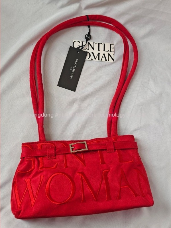 Torba za podlakticu od velura s nubuk kožom, horizontalni četvrtasti oblik, magnetsko kopčanje, džep na zip, podstava od velura, izlazak jesenske 2025