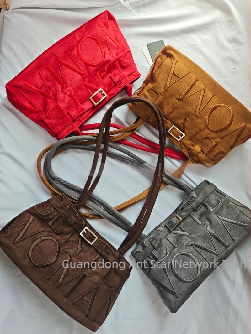 Torba za podlakticu od velura s nubuk kožom, horizontalni četvrtasti oblik, magnetsko kopčanje, džep na zip, podstava od velura, izlazak jesenske 2025