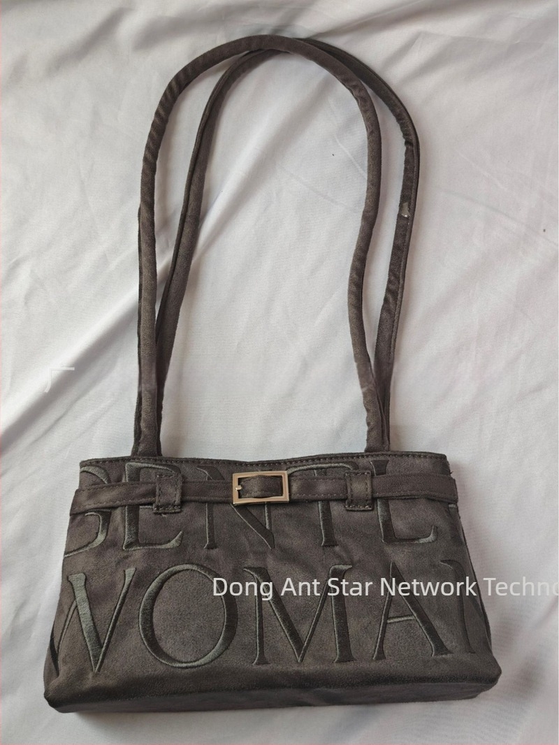 Torba za podlakticu od velura s nubuk kožom, horizontalni četvrtasti oblik, magnetsko kopčanje, džep na zip, podstava od velura, izlazak jesenske 2025