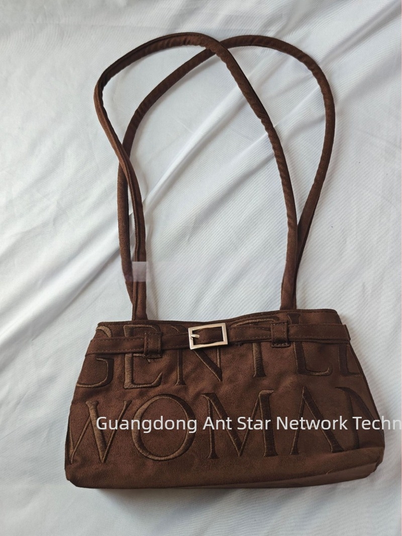 Torba za podlakticu od velura s nubuk kožom, horizontalni četvrtasti oblik, magnetsko kopčanje, džep na zip, podstava od velura, izlazak jesenske 2025