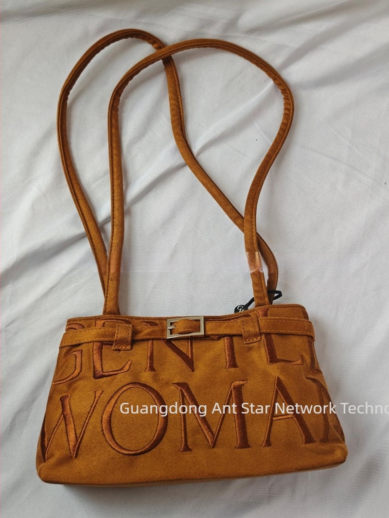 Torba za podlakticu od velura s nubuk kožom, horizontalni četvrtasti oblik, magnetsko kopčanje, džep na zip, podstava od velura, izlazak jesenske 2025