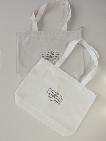Platnena tote torba s urbanim minimalistучkim stilom, vertikalni kvadratni oblik, otvoren vrh, dvostruke naramenice