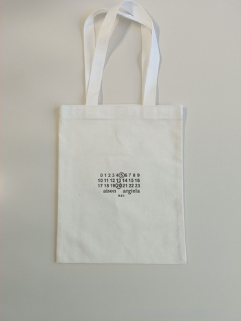 Platnena tote torba s urbanim minimalistучkim stilom, vertikalni kvadratni oblik, otvoren vrh, dvostruke naramenice
